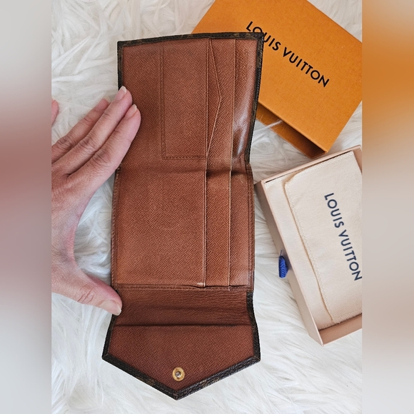 Louis Vuitton Vintage Compact Wallet. - Picture 3 of 16
